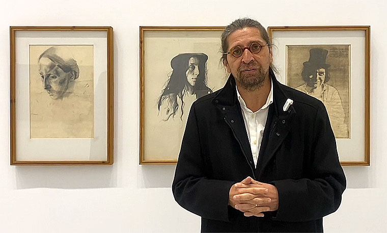 El diputado de Sumar Francisco Sierra visita la exposición Estampa Popular en Sevilla