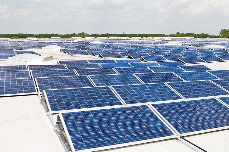 Módulos fotovoltaicos instalados sobre tejado | Foto: AleSpa / CC BY-SA 3.0