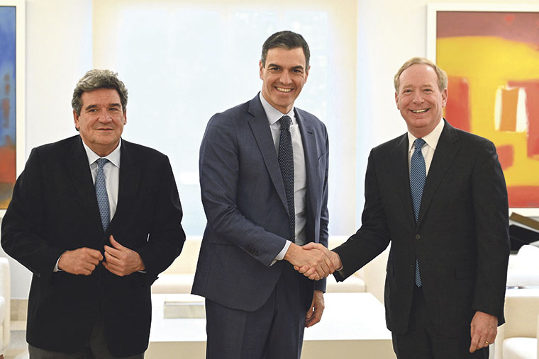 El ministro para la Transformación Digital y de la Función Pública, José Luis Escrivá, el presidente del Gobierno, Pedro Sánchez, y el presidente de Microsoft, Brad Smith | Pool Moncloa/Borja Puig de la Bellacasa. La Moncloa, Madrid 19.2.2024