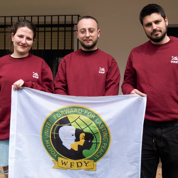 EL nuevo presidente de la FMJD, Luis Hidalgo (en el centro), junto a la responsable de Internacional (Ángela Rodrigues, izquierda) y el secretario político (Jesús Rodríguez, derecha) de la UJCE.