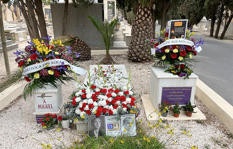 Tumba de Miguel Hernández en el Cementerio de Alicante