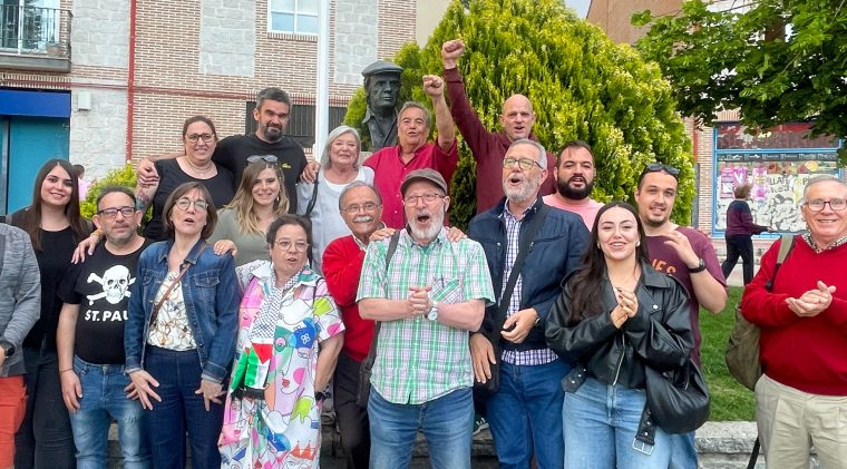 Militantes del PCE junto a la estatua de Francisco Rabal en Alpedrete