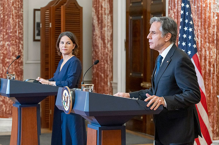 Annalena Baerbock, ministra de exteriores alemana, perteneciente a los Verdes, partidaria de enviar a Ucrania misiles Taurus en conferencia de prensa junto al secretario de Estado de EE.UU Anthony Blinken | Olaf Kosinsky / CC BY-SA 3.0 de