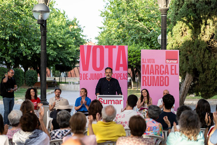 Manu Pineda interviene en un acto de Sumar en Murcia