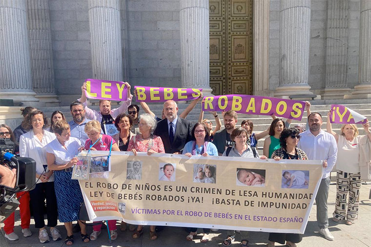 Concentración de portavoces de asociaciones y diputados/as, entre ellos Nahuel González, esta mañana a las puertas del Congreso antes de registrarse la iniciativa.