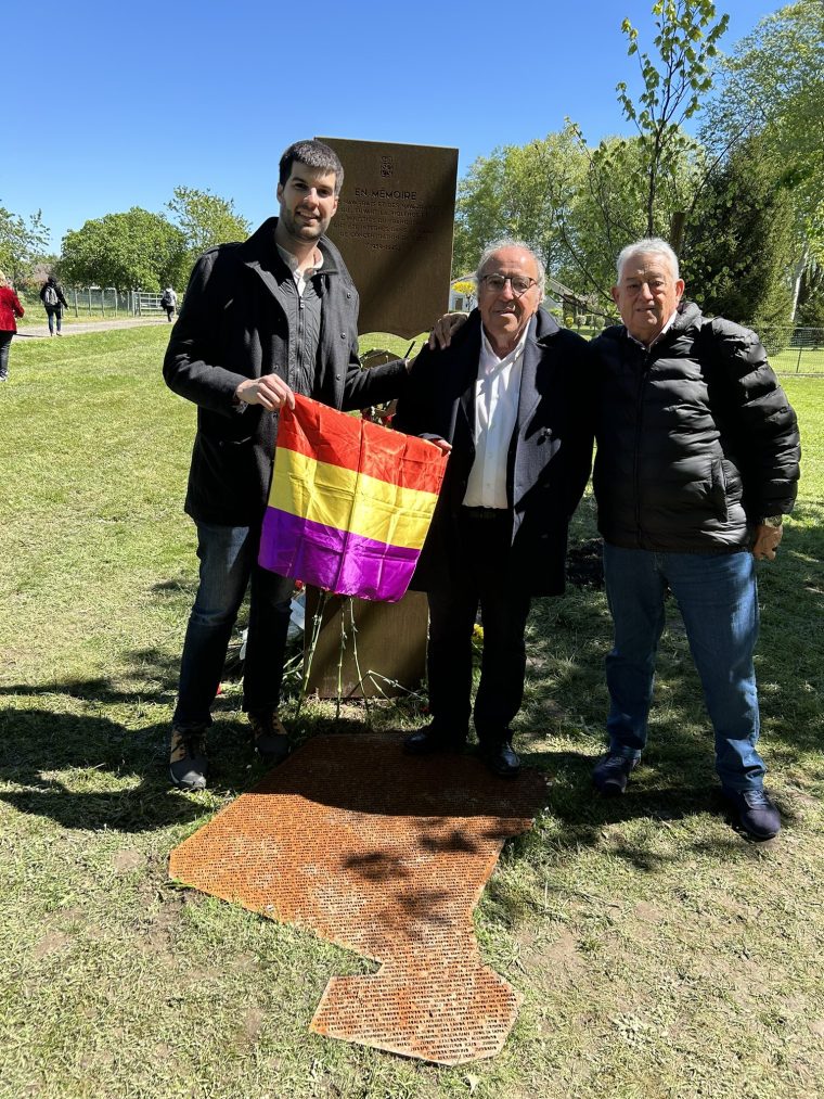 Raymond Villalba (centro), en Gurs, con Carlos Guzmán, coordinador de IU en Navarra (izda.) y Antonio Martín (dcha.)