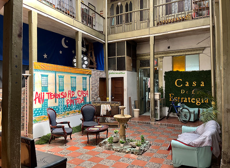 Patio de Casa la Estrategia con el cartel de la famosa pintada que aparece al final de la película “Ahí tiene su hijueputa casa pintada” | Foto: Iñaki Chaves