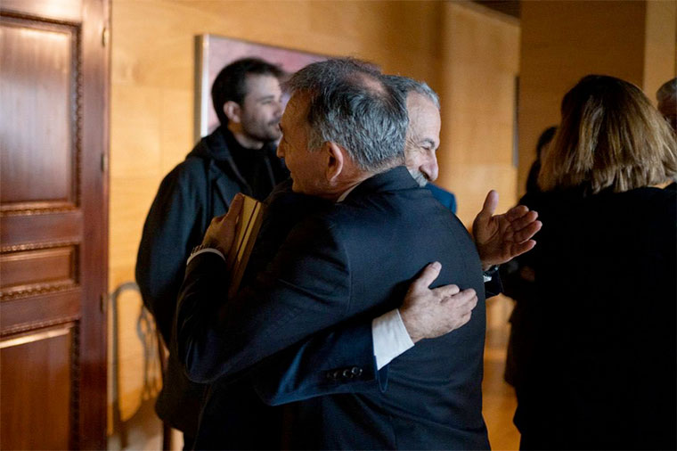 Enrique Santiago abrazándose al embajador de Palestina en España, Husni Abdel Wahed, en una reciente reunión en el Congreso