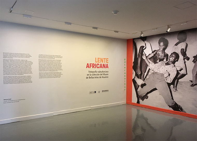 Entrada a la exposición Lente africana en la Casa Republicana de la BLAA | Foto: Iñaki Chaves