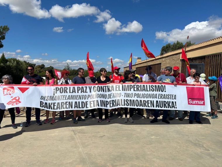 Militantes del PCE e IU en la marcha contra el polígono de tiro de las Bardenas Reales.