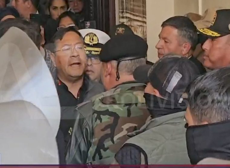 Presidente Luis Arce frente al general golpista Zúñiga. Bolivia