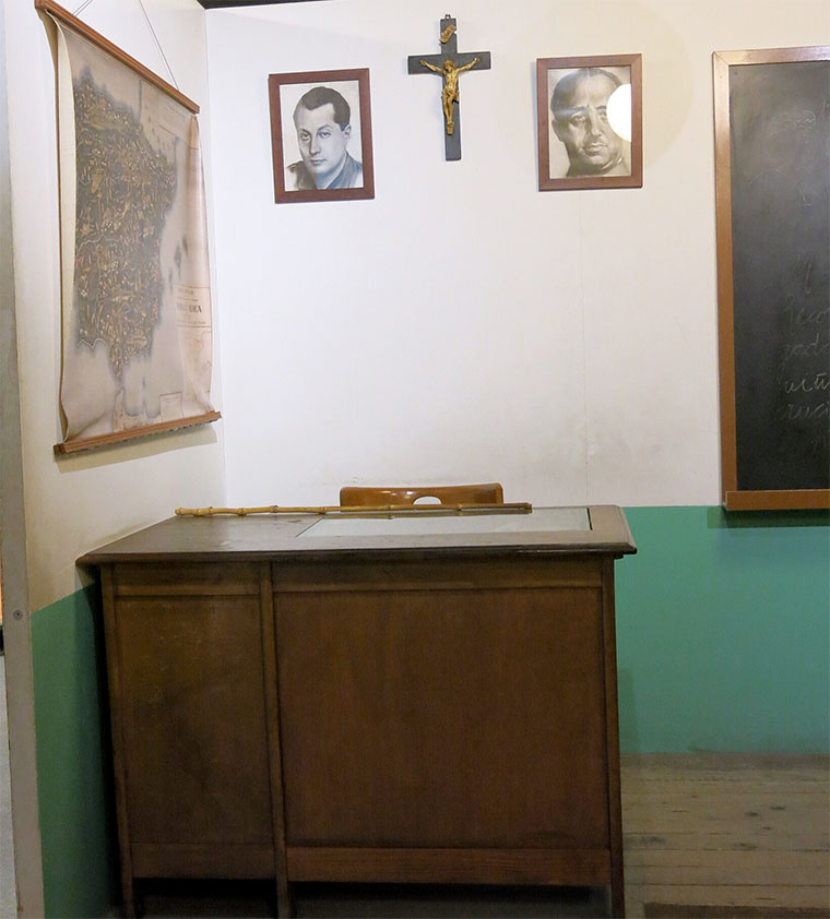 Recreación de un aula típica de una escuela franquista | Foto: Wikipedia