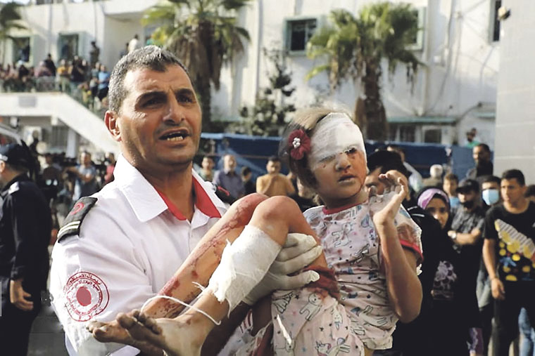 Médico traslada a una niña palestina herida por los bombardeos israelíes de Gaza | Foto: Fars Media Corporation / CC BY 4.0