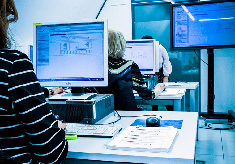 Mujeres empleadas en trabajo de oficina