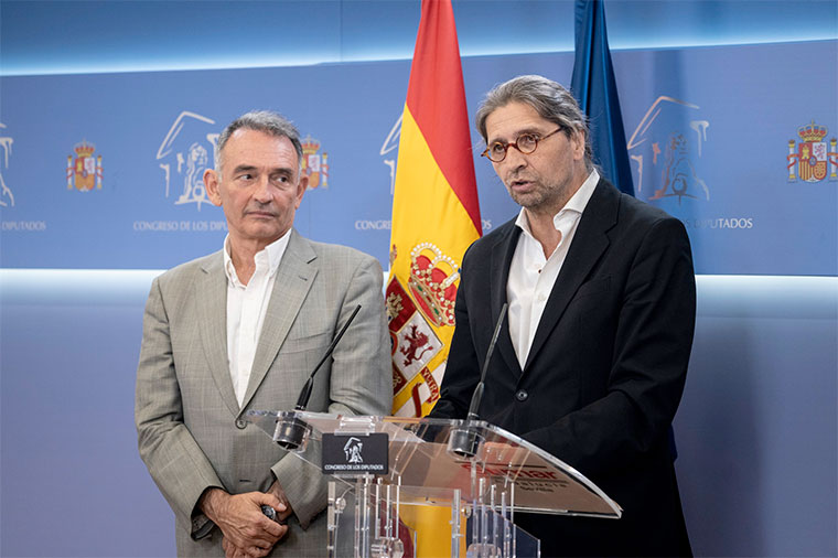 Enrique Santiago presentan iniciativas sobre publicidad institucional en los medios, pluralismo informativo