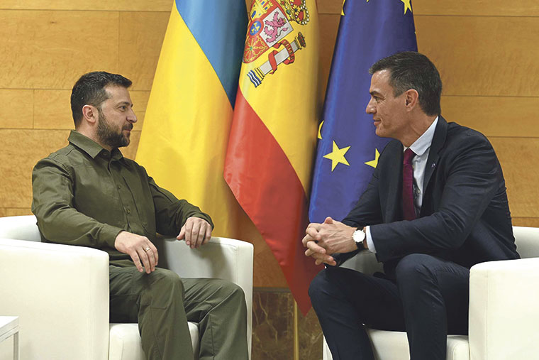Encuentro del presidente del Gobierno Pedro Sánchez, con el presidente de Ucrania, Volodímir Zelenski en octubre de 2023 en el Palacio de Congresos en Granada en el marco de la III Cumbre de la Comunidad Política Europea (CPE)| Pool Moncloa/Borja Puig de la Bellacasa