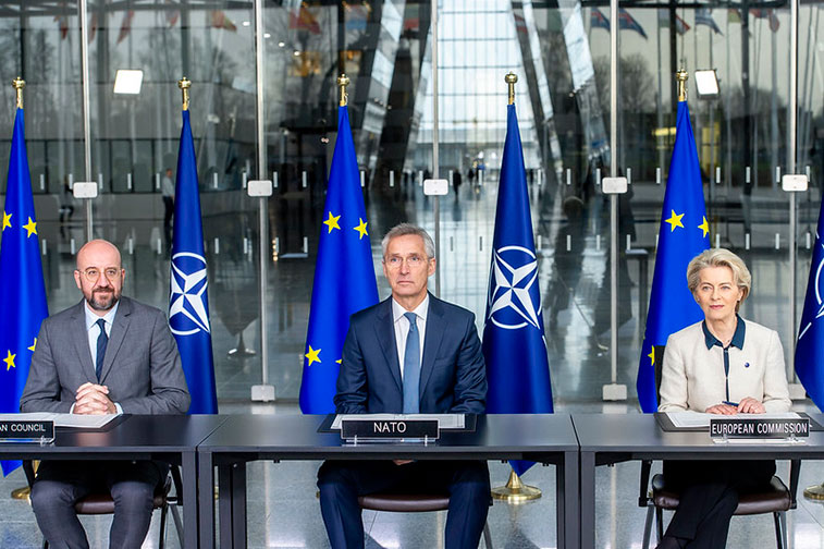 De izquierda a derecha, el presidente del Consejo Europeo, Charles Michel; el secretario general de la OTAN Jens Stoltenberg y la presidenta de la Comisión Europea, Ursula von der Leyen firman la declaración conjunta de cooperación OTAN-Unión Europea | Foto: OTAN / CC BY-NC-ND 2.0