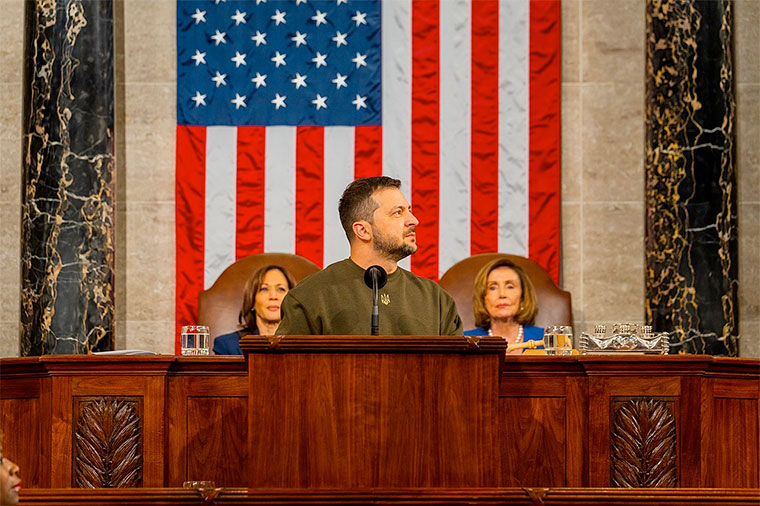 Volodymyr Zelensky, en el Congreso de EE.UU. diciembre de 2022. A su espalda, la vicepresidenta de EE.UU. Kamala Harris y la presidenta de la Cámara Nancy Pelosi | Foto: Office of U.S. House Speaker / Dominio público / vía wikimedia commons