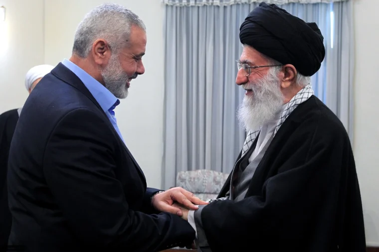 El líder de Hamas, Ismail Haniyeh, saluda a Alí Jamenei, líder de Irán.