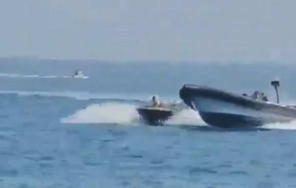 Patrullera de la Guardia Civil arroya una lancha con migrantes