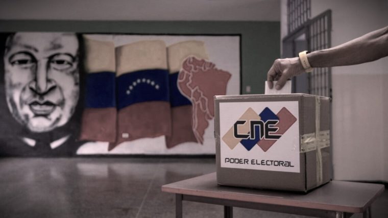 Una persona votando en las elecciones presidenciales de Venezuela.
