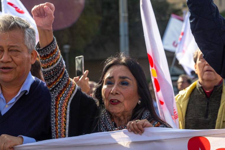 Aida García Naranjo, en un acto de homenaje a Arturo Cárdenas, un obrero peruano de la construcción civil que fue asesinado.