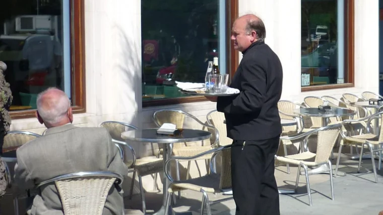 Camarero. Informe de CC.OO. sobre horas trabajadas y no remuneradas