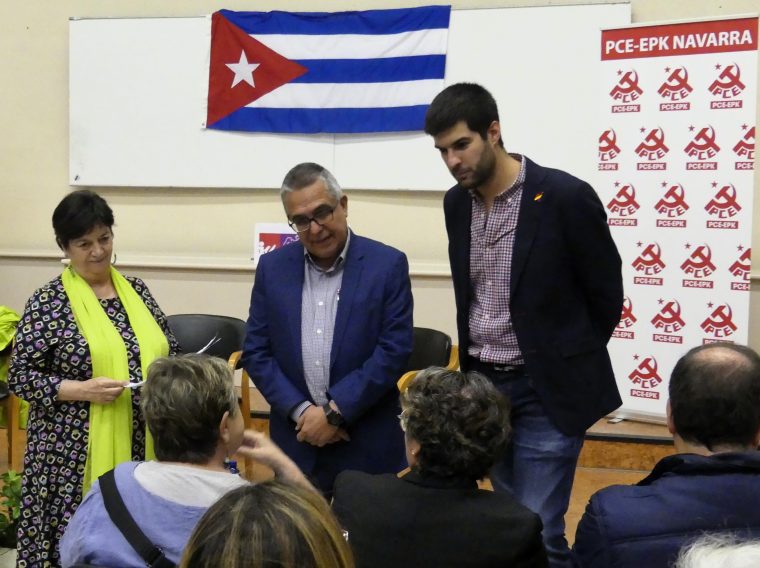 Isabel Burbano (PCE-EPK), Marcelino Medina (embajador de Cuba) y Carlos Guzmán (IU), en el acto celebrado en Pamplona.