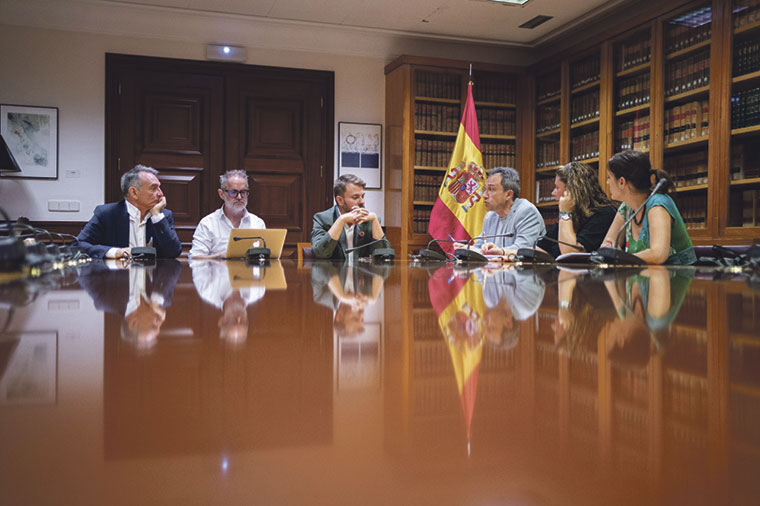 Reunión de Ovidio Zapico con el Grupo parlamentario SUMAR el pasado 23 de julio. El Consejero pide al Congreso que los próximos presupuestos incluyan una partida para rehabilitar barrios obreros degradados | SUMAR
