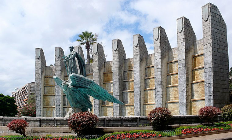 Escultura de Juan de Ávalos en Tenerife conmemorativo de la Guerra Civil que representa a Franco a lomos de un ángel | Mataparda / CC-BY-2.0.