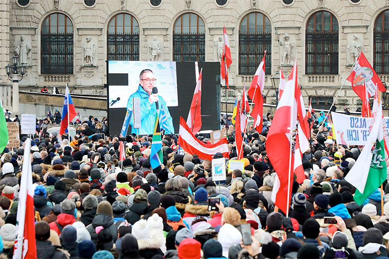 Herbert Kickl, líder del FPO, el partido de la ultraderecha austriaca, en una manifestación en Viena contraria a las medidas anticovid en diciembre de 2021 | Foto: C.Stadler/Bwag / CC BY-SA 4.0