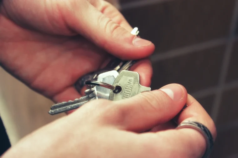 Dos manos sujetan unas llaves, alegoría del alquiler de vivienda.