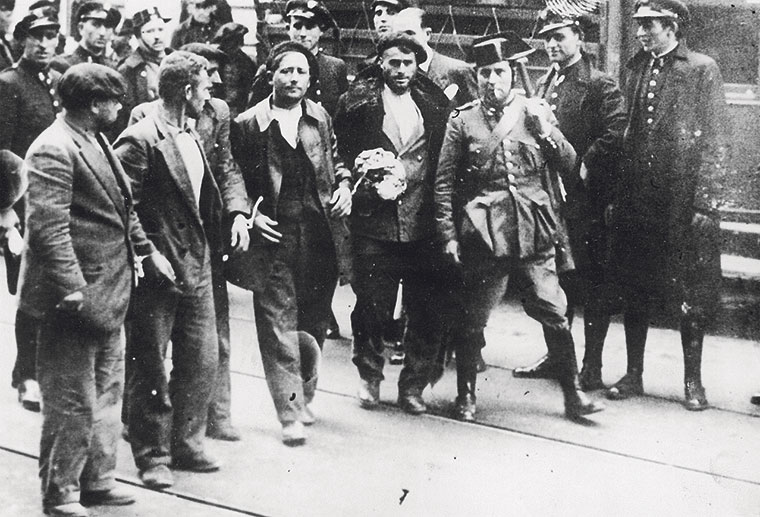 Trabajadores arrestados por la Guardia Civil y la Guardia de Asalto durante la Revolución de Asturias de 1934 | Narodowe Archiwum Cyfrowe, Poland / Dominio público