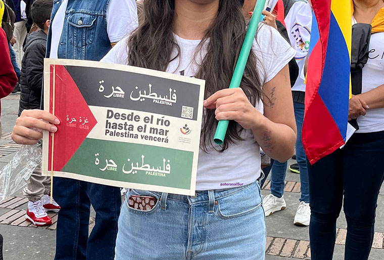 Manifestante a favor de Palestina en la plaza de Bolívar en Bogotá | Iñaki Chaves