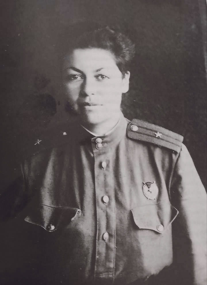 Paulina Abramson con el uniforme del Ejército Rojo