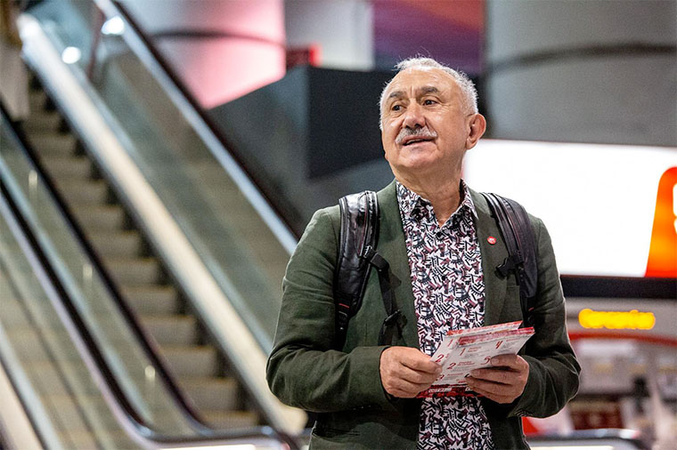 Pepe Álvarez, secretario general de UGT, reparte octavillas en Atocha en los días previos a la jornada del 26 de septiembre de movilizaciones por la reducción de la jornada laboral | Foto: UGT