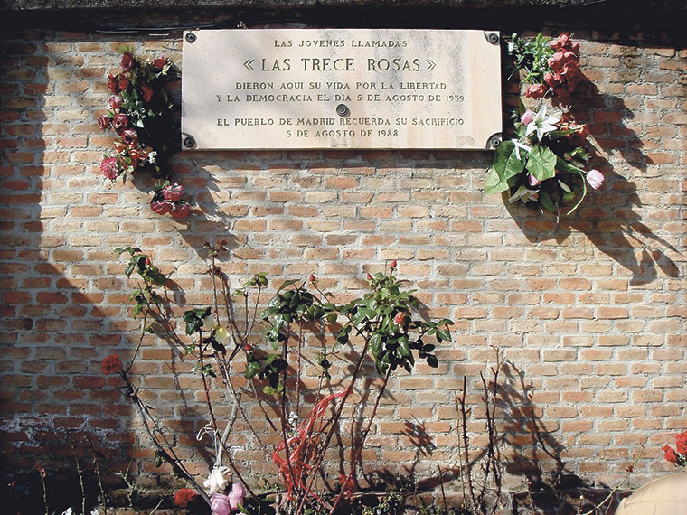 Monumento a «Las Trece Rosas» en el Cementerio de la Almudena, Madrid | Álvaro Ibáñez / CC BY-SA 3.0