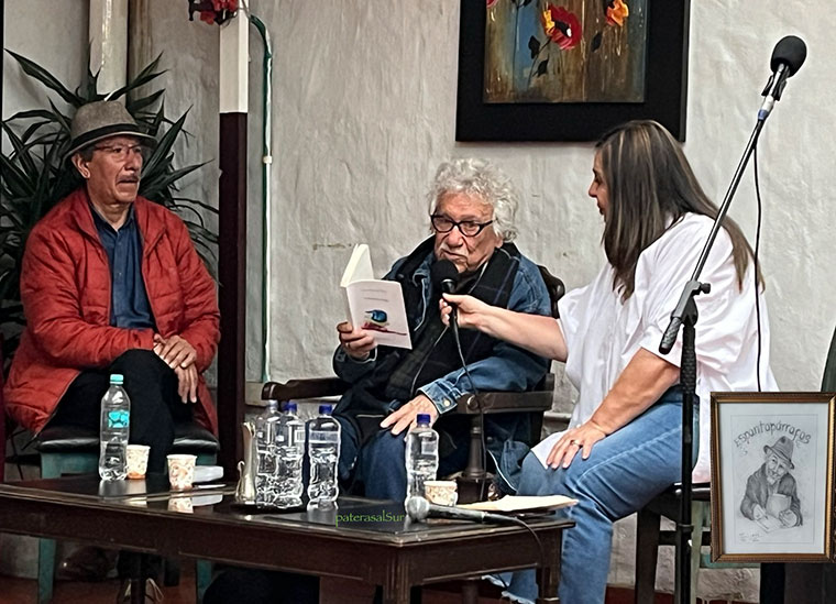 El poeta Juan Manuel Roca, flanqueado por Ricardo Rondón y Alicia Cabrera, leyendo uno de sus poemas en el encuentro homenaje (abajo a la derecha su caricatura) | Foto: Iñaki Chaves