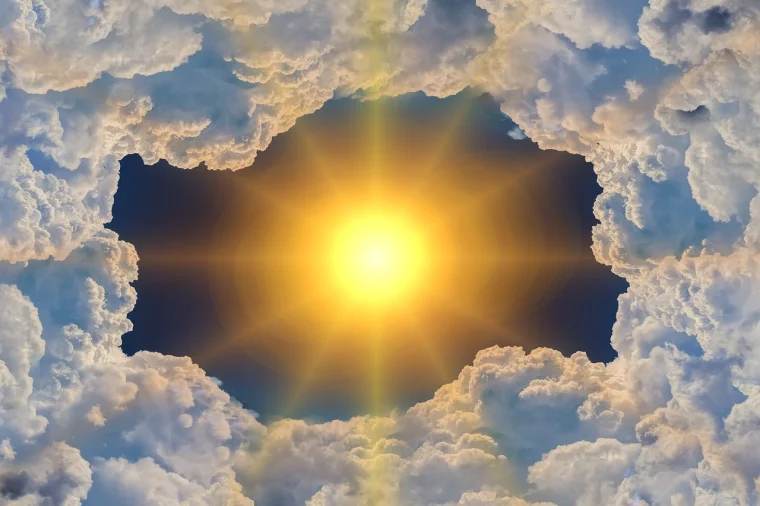 El sol se abre paso sobre un cielo rodeado de nubes blancas.