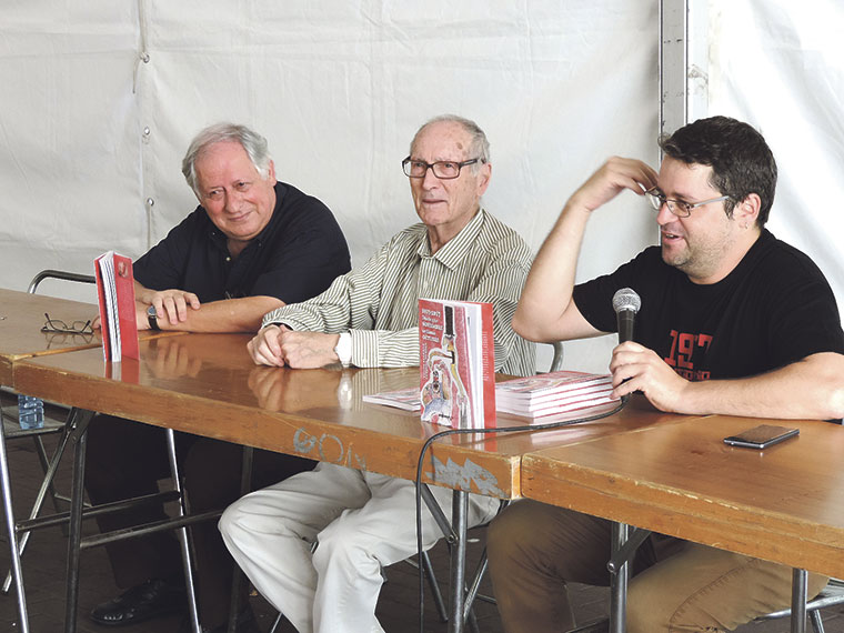 Andrés Vázquez de Sola (centro) en la presentación del libro “1917-2017. Desde que noviembre se llama octubre” (edit. Atrapasueños), en la Fiesta del PCE de 2017 | Mundo Obrero