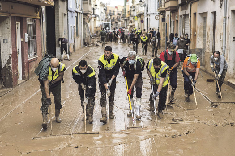 Personal de las administraciones públicas y personal voluntario en las tareas de limpieza | Olmo Calvo