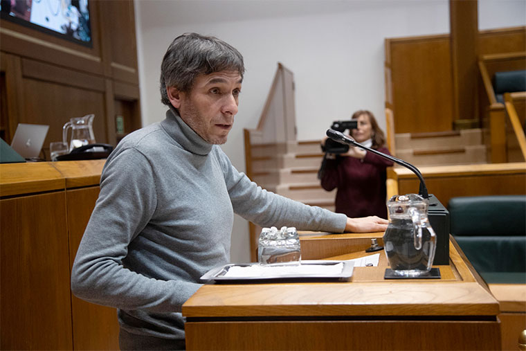 Jon Hernández durante su intervención en el debate de los presupuestos en el Parlamento Vasco | Foto: legebiltzarra.eus