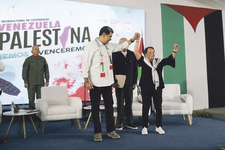 Leila Khaled junto al presidente Nicolás Maduro | Foto: Prensa Latina