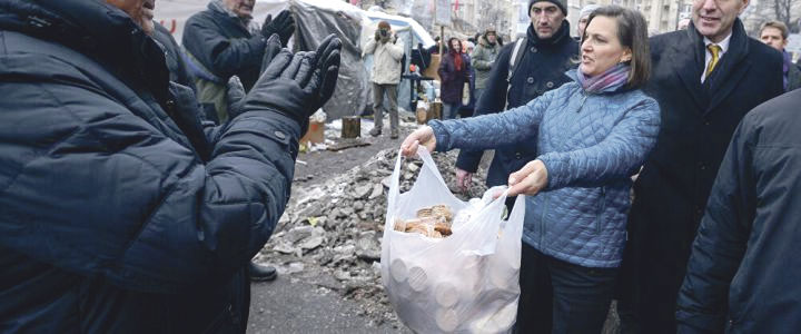 Nuland repartiendo galletas en la plaza Maidán de Kiev durante el golpe de Estado contra el presidente Viktor Yanokovich