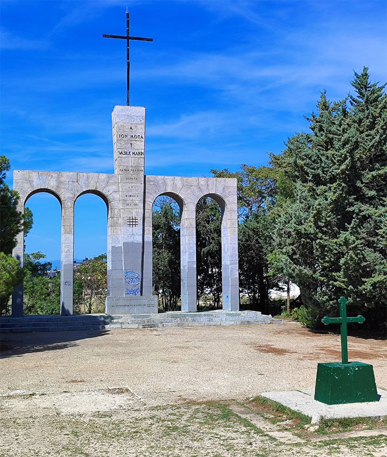 Monumento ubicado junto al cementerio de Majadahonda que exalta la figura de Ion Moța y Vasile Marin, dos combatientes fascistas de la Guardia de Hierro rumana en la Guerra Civil española