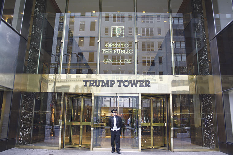 Entrada al edificio de la Trump Tower en Nueva York. Alberga la Trump Organization, empresa de gestión de propiedades y hoteles en diferentes países del mundo y la residencia privada de Donald Trump | Foto: Bin im Garten / CC BY-SA 3.0
