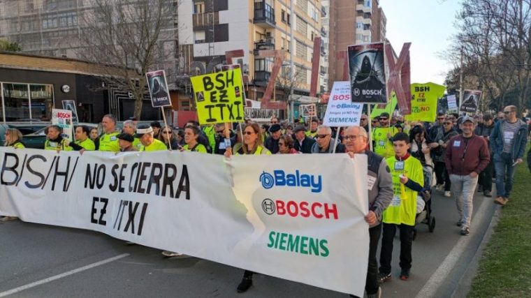 Una de las pancartas que portaban los manifestantes, que hace referencia al pretendido cierre de la fábrica de BSH.