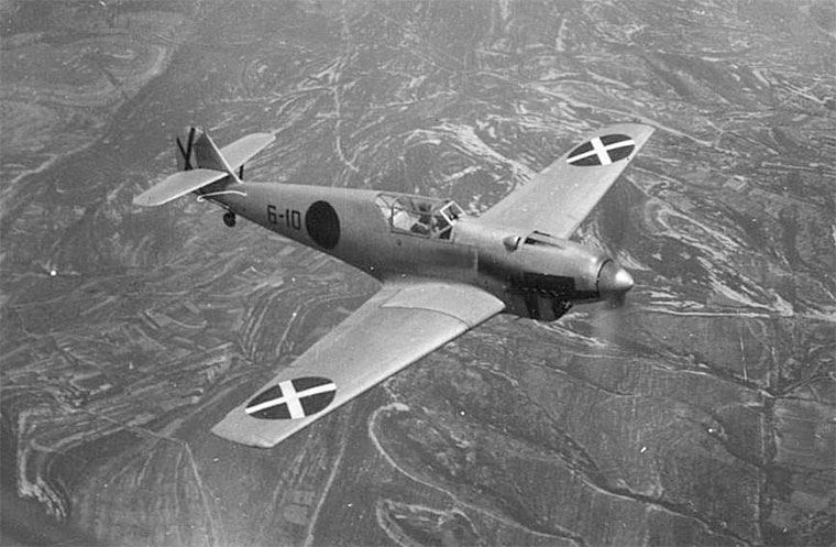 Un avión Bf 109 de la Legión Cóndor con la cruz de San Andrés estampada en la cola y las alas del aparato, símbolo de la aviación franquista durante la Guerra Civil y utilizado actualmente en los aparatos del Ejército del Aire | Foto: Biblioteca Virtual de Defensa / CC0 1.0