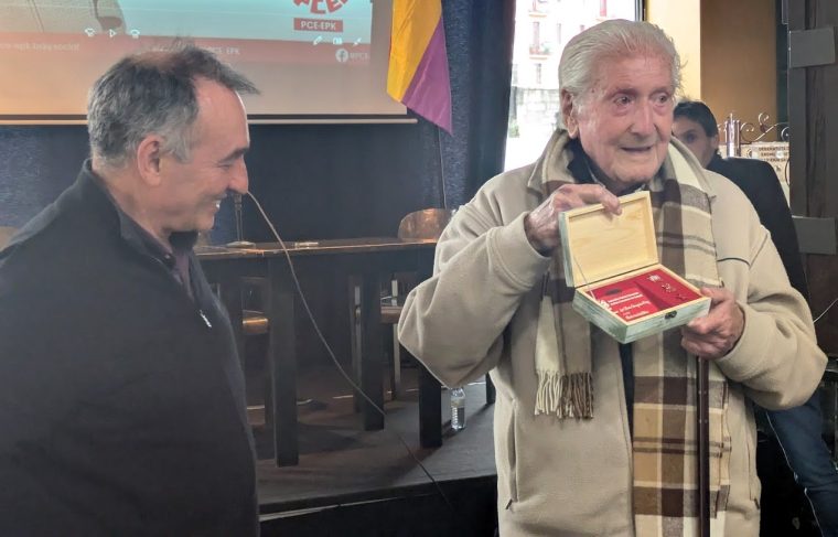 Enrique Santiago entrega el carné honorífico del PCE a Luis Mari Ormazabal.