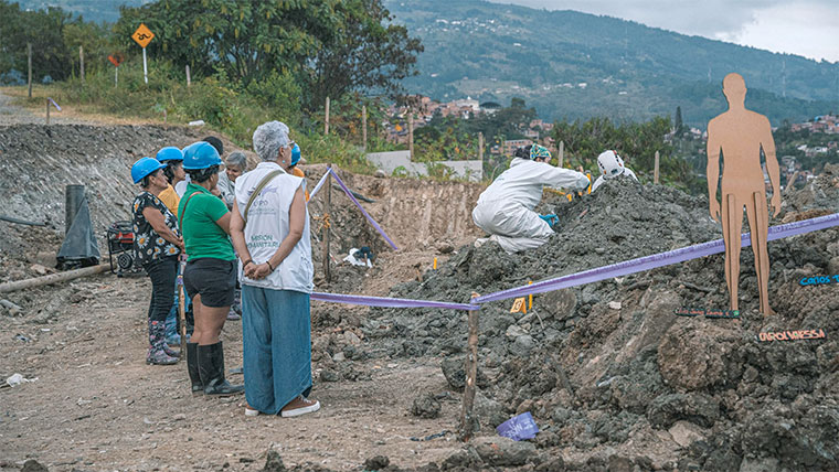 Encuentran las primeras estructuras óseas en La Escombrera de la Comuna 13 de Medellín. En este lugar hay un universo de 502 víctimas de desaparición forzada en el marco del conflicto armado | Foto: Jurisdicción Especial para la Paz